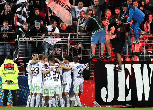 Admira Wacker - Sturm Graz
OEFB Cup, Viertelfinale, FC Admira Wacker Moedling - SK Sturm Graz, Stadion Suedstadt Maria Enzersdorf, 08.04.2014. 

Foto zeigt die Mannschaft von Sturm und Fans von Sturm
Schlüsselwörter: torjubel