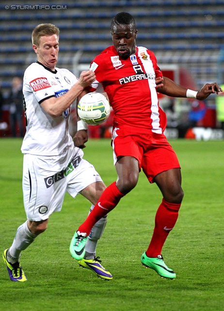 Admira Wacker - Sturm Graz
OEFB Cup, Viertelfinale, FC Admira Wacker Moedling - SK Sturm Graz, Stadion Suedstadt Maria Enzersdorf, 08.04.2014. 

Foto zeigt Robert Beric (Sturm) und Wilfried Domoraud (Admira)
