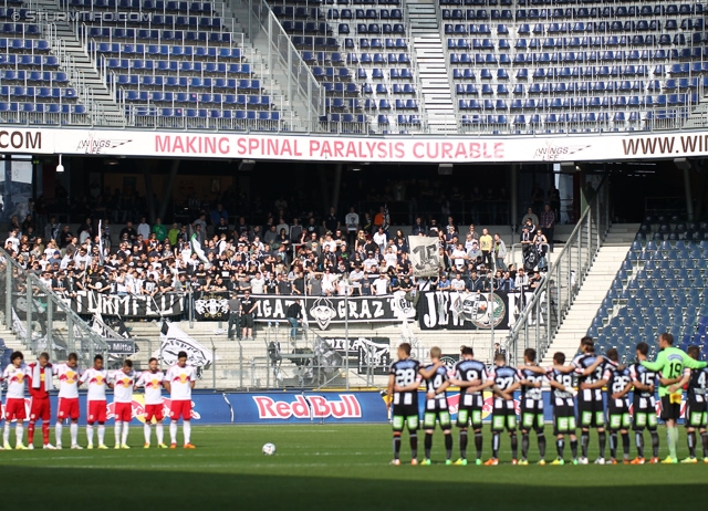 Salzburg - Sturm Graz
Oesterreichische Fussball Bundesliga, 32. Runde, FC RB Salzburg - SK Sturm Graz, Stadion Wals-Siezenheim, 12.04.2014. 

Foto zeigt Mannschaft von RB Salzburg und die Mannschaft von Sturm bei einer Trauerminute
