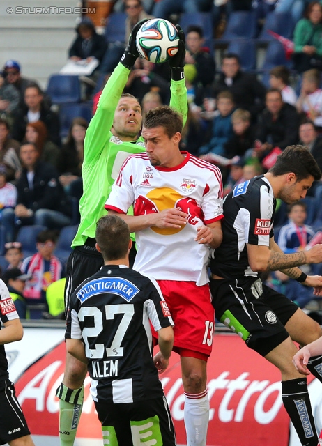 Salzburg - Sturm Graz
Oesterreichische Fussball Bundesliga, 32. Runde, FC RB Salzburg - SK Sturm Graz, Stadion Wals-Siezenheim, 12.04.2014. 

Foto zeigt Christian Klem (Sturm) und Benedikt Pliquett (Sturm)
