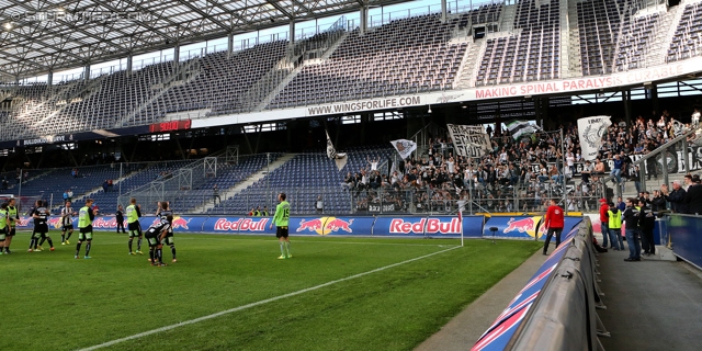 Salzburg - Sturm Graz
Oesterreichische Fussball Bundesliga, 32. Runde, FC RB Salzburg - SK Sturm Graz, Stadion Wals-Siezenheim, 12.04.2014. 

Foto zeigt die Mannschaft von Sturm und Fans von Sturm
