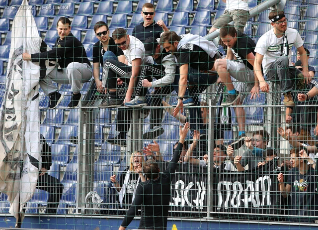 Salzburg - Sturm Graz
Oesterreichische Fussball Bundesliga, 32. Runde, FC RB Salzburg - SK Sturm Graz, Stadion Wals-Siezenheim, 12.04.2014. 

Foto zeigt Benedikt Pliquett (Sturm) und Fans von Sturm
