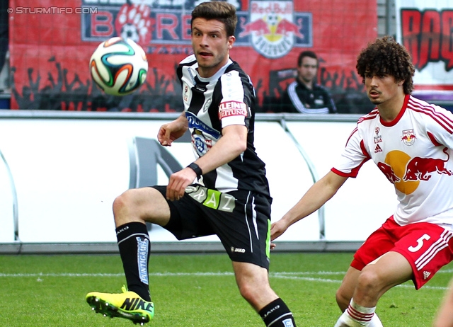 Salzburg - Sturm Graz
Oesterreichische Fussball Bundesliga, 32. Runde, FC RB Salzburg - SK Sturm Graz, Stadion Wals-Siezenheim, 12.04.2014. 

Foto zeigt Marco Djuricin (Sturm) und Andre Ramalho Silva (Salzburg)
