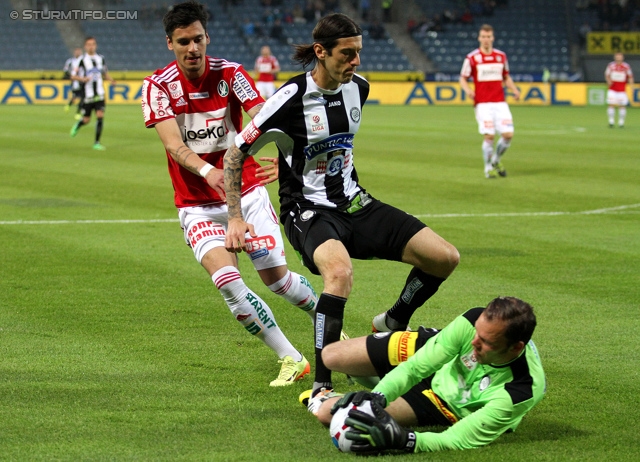 Sturm Graz - Ried
Oesterreichische Fussball Bundesliga, 33. Runde, SK Sturm Graz -  SV Ried, Stadion Liebenau Graz, 19.04.2014. 

Foto zeigt Toni Vastic (Ried), Nikola Vujadinovic (Sturm), Benedikt Pliquett (Sturm)
