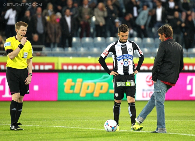 Sturm Graz - Ried
Oesterreichische Fussball Bundesliga, 33. Runde, SK Sturm Graz -  SV Ried, Stadion Liebenau Graz, 19.04.2014. 

Foto zeigt Schiedsrichter Markus Hameter, Marco Djuricin (Sturm), Martin Wiegele (Golfprofi)
