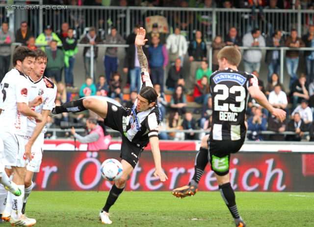 Wolfsberg - Sturm Graz
Oesterreichische Fussball Bundesliga, 34. Runde, Wolfsberger AC - SK Sturm Graz, Lavanttal Arena Wolfsberg, 27.04.2014. 

Foto zeigt Nikola Vujadinovic (Sturm), Robert Beric (Sturm)
