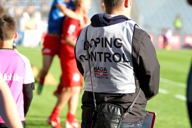 Sturm Graz - Wiener Neustadt
Oesterreichische Fussball Bundesliga, 35. Runde, SK Sturm Graz - SC Wiener Neustadt, Stadion Liebenau Graz, 04.05.2014. 

Foto zeigt Mitarbeiter der NADA Doping Kontrolle
