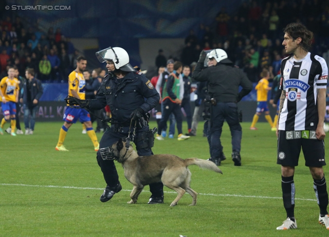 St. Poelten - Sturm Graz
OEFB Cup, Halbfinale, SKN St. Poelten - SK Sturm Graz, Arena St. Poelten, 07.05.2014. 

Foto zeigt Polizei und Nikola Vujadinovic (Sturm)
