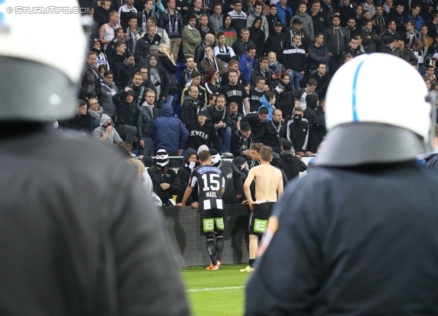 St. Poelten - Sturm Graz
OEFB Cup, Halbfinale, SKN St. Poelten - SK Sturm Graz, Arena St. Poelten, 07.05.2014. 

Foto zeigt Polizei, Michael Madl (Sturm) und Fans von Sturm
