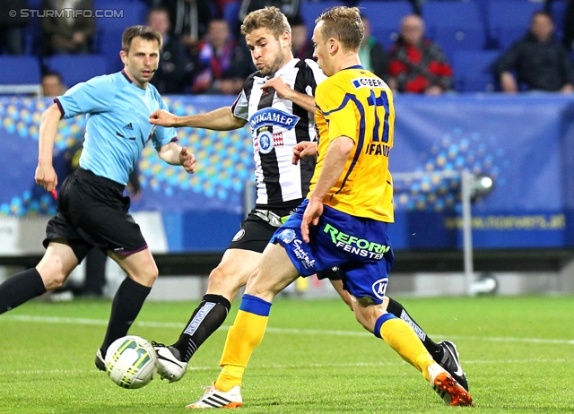 St. Poelten - Sturm Graz
OEFB Cup, Halbfinale, SKN St. Poelten - SK Sturm Graz, Arena St. Poelten, 07.05.2014. 

Foto zeigt Schiedsrichter Gerhard Grobelnik, Manuel Weber (Sturm) und Dominik Hofbauer (St. Poelten)
