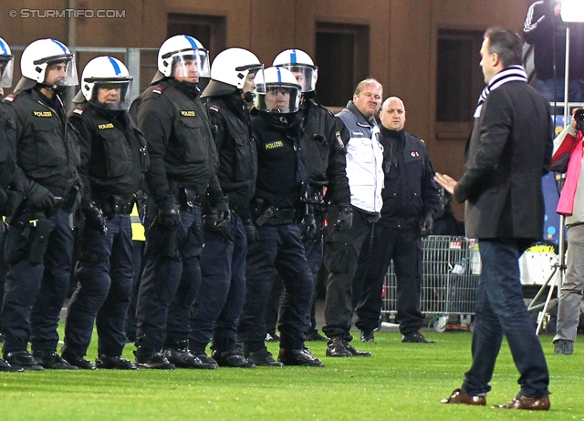 St. Poelten - Sturm Graz
OEFB Cup, Halbfinale, SKN St. Poelten - SK Sturm Graz, Arena St. Poelten, 07.05.2014. 

Foto zeigt Polizei und Christian Jauk (Praesident Sturm)
