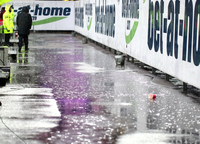 Austria Wien - Sturm Graz
Oesterreichische Fussball Bundesliga, 36. Runde, FK Austria Wien - SK Sturm Graz, Franz-Horr-Stadion Wien, 11.05.2014. 

Foto zeigt Regenlacken
Schlüsselwörter: wetter