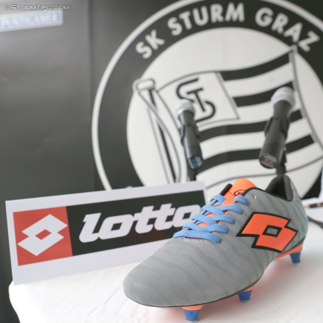 Trikotpraesentation Sturm
Oesterreichische Fussball Bundesliga, SK Sturm Graz Trikotpraesentation, Graz, 14.06.2013.

Foto zeigt ein Feature mit dem Fussballschuh von Lotto
