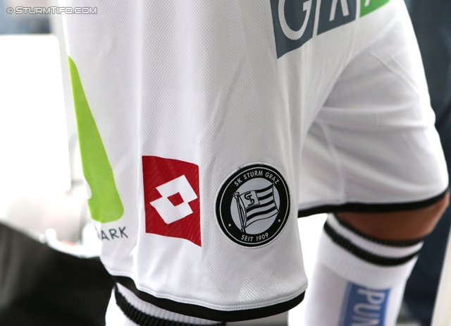 Trikotpraesentation Sturm
Oesterreichische Fussball Bundesliga, SK Sturm Graz Trikotpraesentation, Graz, 14.06.2013.

Foto zeigt ein Feature mit den Logos von Lotto und Sturm
