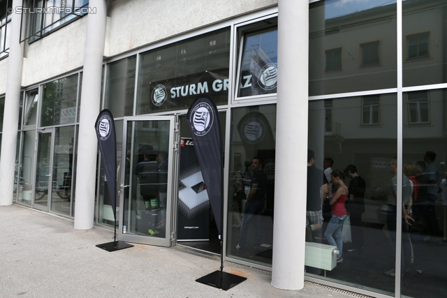 Trikotpraesentation Sturm
Oesterreichische Fussball Bundesliga, SK Sturm Graz Trikotpraesentation, Graz, 14.06.2013.

Foto zeigt eine Aussenansicht vom kuenftigen Fanshop von Sturm
