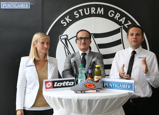 Trikotpraesentation Sturm
Oesterreichische Fussball Bundesliga, SK Sturm Graz Trikotpraesentation, Graz, 14.06.2013.

Foto zeigt Daniela Tscherk (wirtschaftl. Geschaeftsfuehrerin Sturm), Andrea Tomat (Lotto) und Alexander Fasching (Pressesprecher Sturm)
