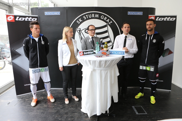 Trikotpraesentation Sturm
Oesterreichische Fussball Bundesliga, SK Sturm Graz Trikotpraesentation, Graz, 14.06.2013.

Foto zeigt Marko Stankovic (Sturm), Daniela Tscherk (wirtschaftl. Geschaeftsfuehrerin Sturm), Andrea Tomat (Lotto), Alexander Fasching (Pressesprecher Sturm) und Michael Madl (Sturm)
