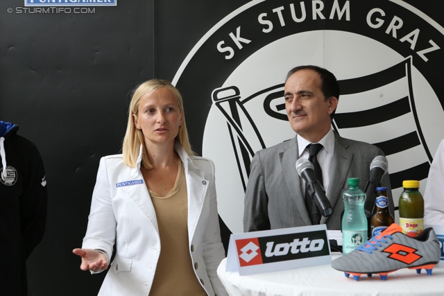 Trikotpraesentation Sturm
Oesterreichische Fussball Bundesliga, SK Sturm Graz Trikotpraesentation, Graz, 14.06.2013.

Foto zeigt Daniela Tscherk (wirtschaftl. Geschaeftsfuehrerin Sturm) und  Andrea Tomat (Lotto)
