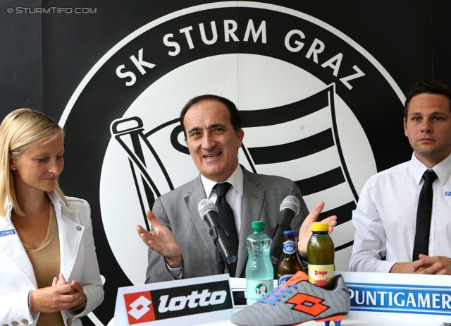 Trikotpraesentation Sturm
Oesterreichische Fussball Bundesliga, SK Sturm Graz Trikotpraesentation, Graz, 14.06.2013.

Foto zeigt Daniela Tscherk (wirtschaftl. Geschaeftsfuehrerin Sturm), Andrea Tomat (Lotto) und Alexander Fasching (Pressesprecher Sturm)
