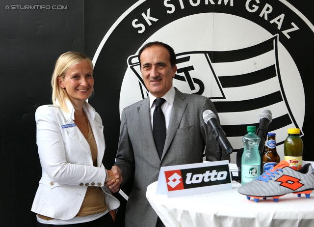 Trikotpraesentation Sturm
Oesterreichische Fussball Bundesliga, SK Sturm Graz Trikotpraesentation, Graz, 14.06.2013.

Foto zeigt Daniela Tscherk (wirtschaftl. Geschaeftsfuehrerin Sturm) und Andrea Tomat (Lotto) 
