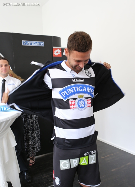 Trikotpraesentation Sturm
Oesterreichische Fussball Bundesliga, SK Sturm Graz Trikotpraesentation, Graz, 14.06.2013.

Foto zeigt Michael Madl (Sturm) mit dem neuen Trikot von Sturm
