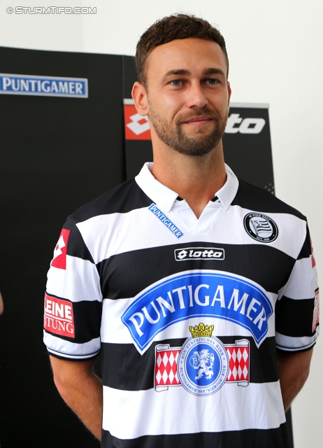 Trikotpraesentation Sturm
Oesterreichische Fussball Bundesliga, SK Sturm Graz Trikotpraesentation, Graz, 14.06.2013.

Foto zeigt Michael Madl (Sturm) mit dem neuen Trikot von Sturm
