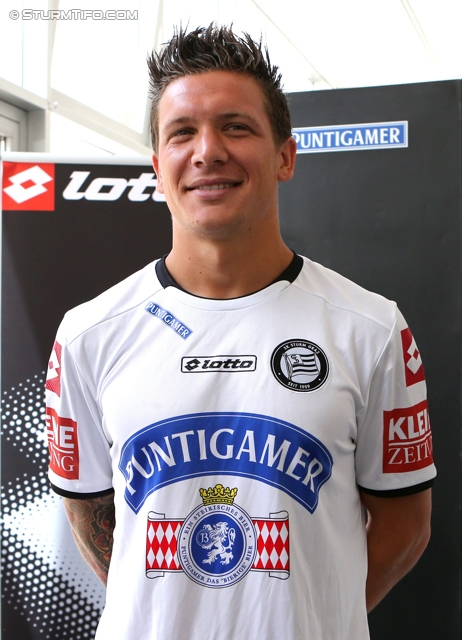 Trikotpraesentation Sturm
Oesterreichische Fussball Bundesliga, SK Sturm Graz Trikotpraesentation, Graz, 14.06.2013.

Foto zeigt Marko Stankovic (Sturm) mit dem neuen Trikot von Sturm
