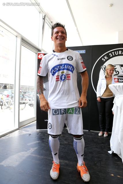 Trikotpraesentation Sturm
Oesterreichische Fussball Bundesliga, SK Sturm Graz Trikotpraesentation, Graz, 14.06.2013.

Foto zeigt Marko Stankovic (Sturm) mit dem neuen Trikot von Sturm
