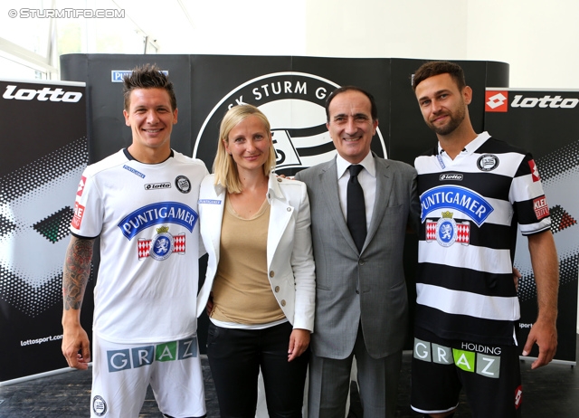 Trikotpraesentation Sturm
Oesterreichische Fussball Bundesliga, SK Sturm Graz Trikotpraesentation, Graz, 14.06.2013.

Foto zeigt Marko Stankovic (Sturm), Daniela Tscherk (wirtschaftl. Geschaeftsfuehrerin Sturm), Andrea Tomat (Lotto) und Michael Madl (Sturm)
