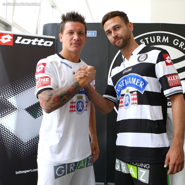 Trikotpraesentation Sturm
Oesterreichische Fussball Bundesliga, SK Sturm Graz Trikotpraesentation, Graz, 14.06.2013.

Foto zeigt Marko Stankovic (Sturm) und Michael Madl (Sturm) mit den neuen Trikots von Sturm
