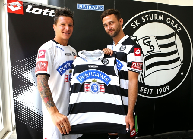 Trikotpraesentation Sturm
Oesterreichische Fussball Bundesliga, SK Sturm Graz Trikotpraesentation, Graz, 14.06.2013.

Foto zeigt Marko Stankovic (Sturm) und Michael Madl (Sturm) mit den neuen Trikots von Sturm
