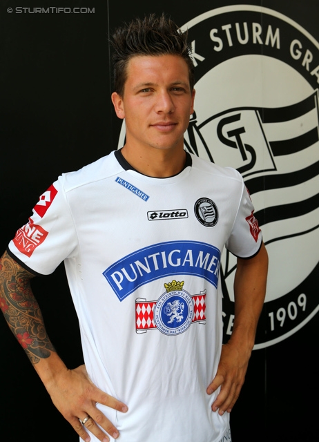 Trikotpraesentation Sturm
Oesterreichische Fussball Bundesliga, SK Sturm Graz Trikotpraesentation, Graz, 14.06.2013.

Foto zeigt Marko Stankovic (Sturm)  mit dem neuen Trikot von Sturm
