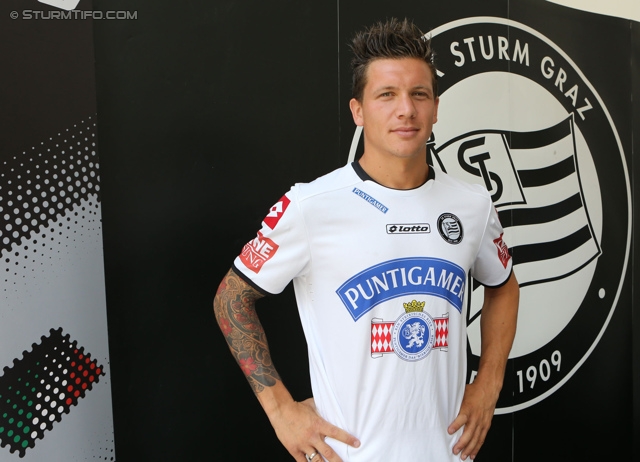 Trikotpraesentation Sturm
Oesterreichische Fussball Bundesliga, SK Sturm Graz Trikotpraesentation, Graz, 14.06.2013.

Foto zeigt Marko Stankovic (Sturm)  mit dem neuen Trikot von Sturm
