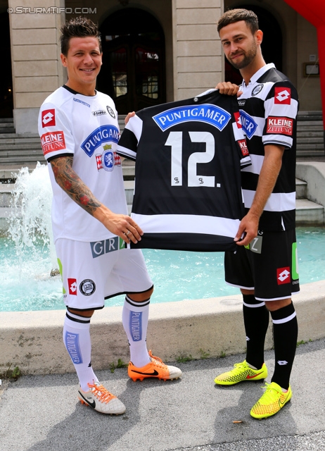 Trikotpraesentation Sturm
Oesterreichische Fussball Bundesliga, SK Sturm Graz Trikotpraesentation, Graz, 14.06.2013.

Foto zeigt Marko Stankovic (Sturm) und Michael Madl (Sturm)  mit dem neuen Trikot von Sturm
