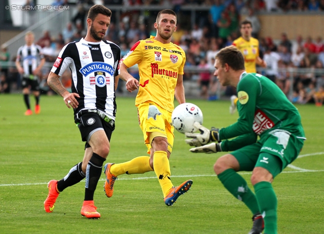 Sturm Graz - Kapfenberg
Testspiel,  SK Sturm Graz - Kapfenberger SV, Arena Krottendorf, 23.07.2014. 

Foto zeigt Marco Djuricin (Sturm) und Filip Gacevski (Kapfenberg Amateure)
