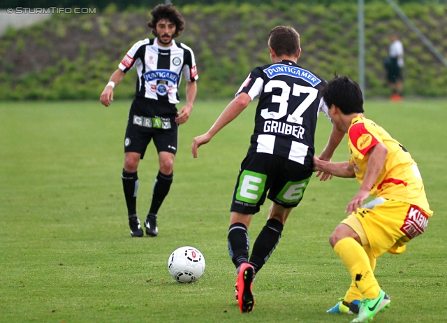 Sturm Graz - Kapfenberg
Testspiel,  SK Sturm Graz - Kapfenberger SV, Arena Krottendorf, 23.07.2014. 

Foto zeigt Naim Sharifi (Sturm) und Andreas Gruber (Sturm)
