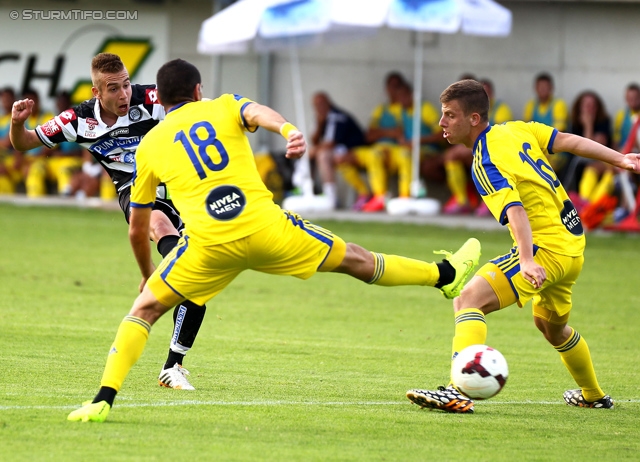 Sturm Graz - Maccabi Tel Aviv
Testspiel,  SK Sturm Graz - Maccabi Tel Aviv, Solarstadion Gleisdorf, 04.07.2014. 

Foto zeigt Sandi Lovric (Sturm), Eitan Tibi (Tel Aviv) und Ben Reichart (Tel Aviv)
