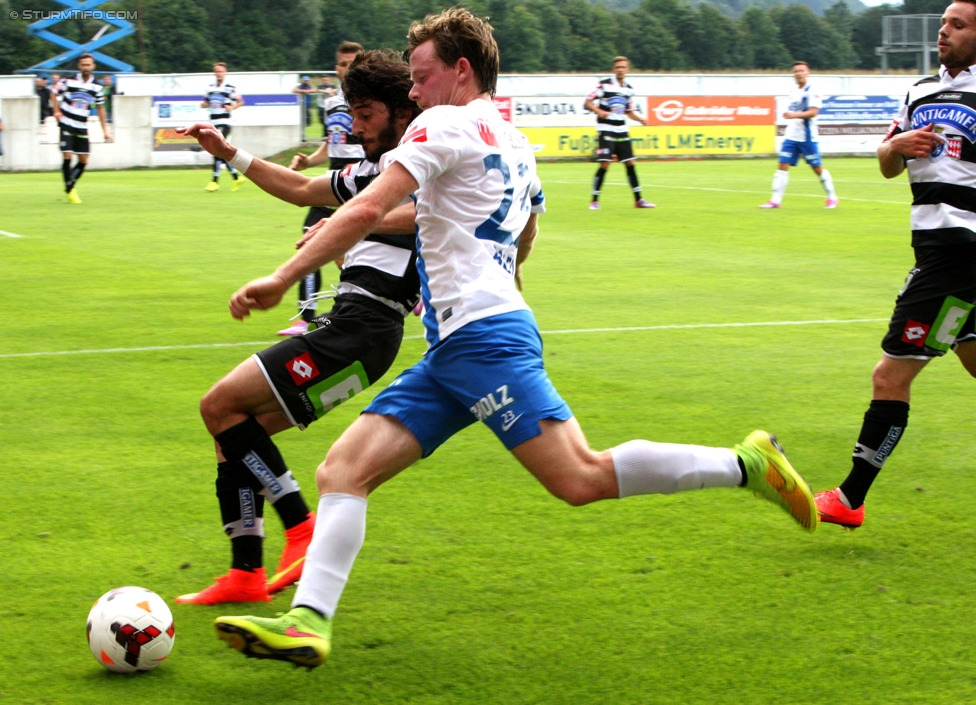 Groedig - Sturm Graz
Oesterreichische Fussball Bundesliga, 2. Runde, SV Groedig - SK Sturm Graz, Untersbergarena Groedig, 27.07.2014. 

Foto zeigt Naim Sharifi (Sturm) und Sascha Boller (Groedig) 
