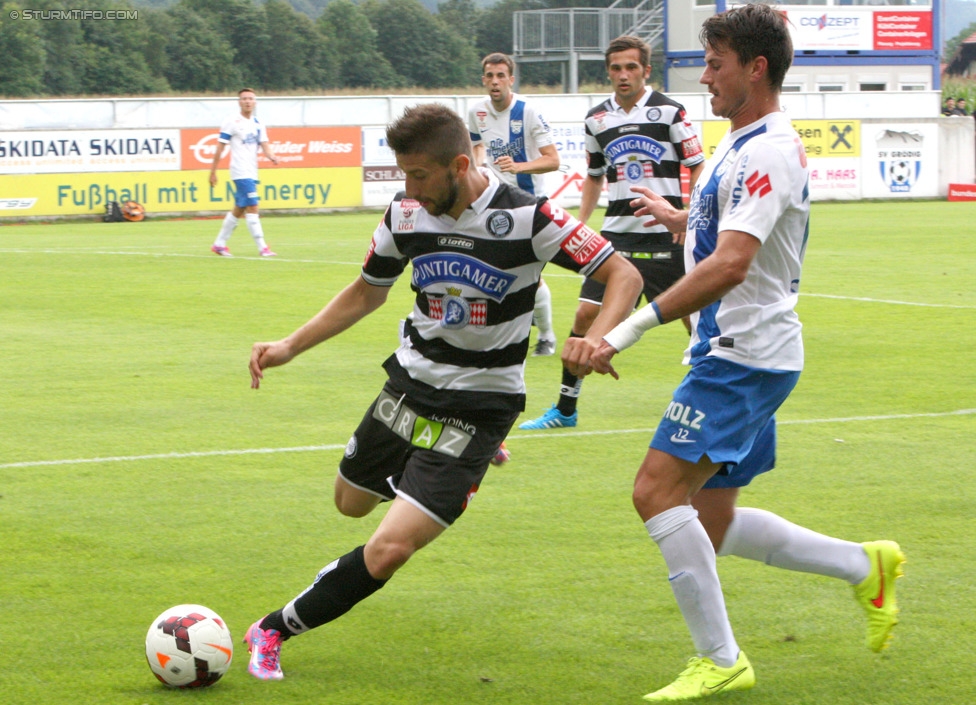 Groedig - Sturm Graz
Oesterreichische Fussball Bundesliga, 2. Runde, SV Groedig - SK Sturm Graz, Untersbergarena Groedig, 27.07.2014. 

Foto zeigt Aleksandar Todorovski (Sturm) und Robert Strobl (Groedig) 
