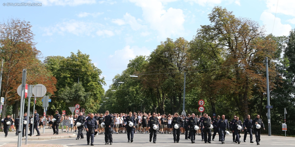 Rapid - Sturm Graz
Oesterreichische Fussball Bundesliga, 4. Runde, SK Rapid Wien - SK Sturm Graz, Ernst-Happel-Stadion Wien, 09.08.2014. 

Foto zeigt Fans von Sturm beim Corteo und Polizei
