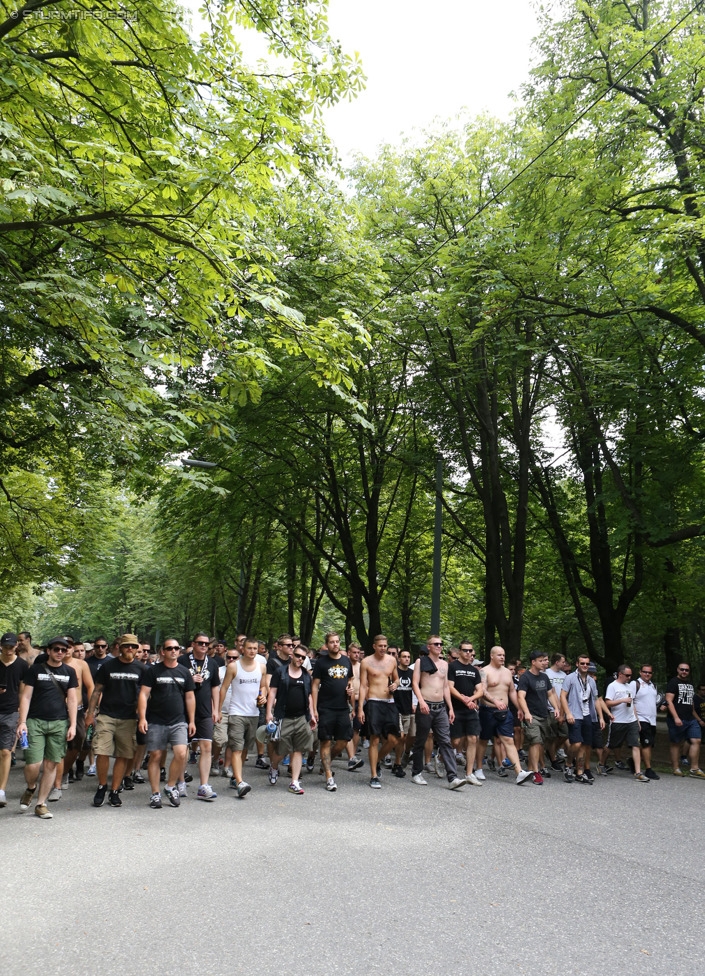 Rapid - Sturm Graz
Oesterreichische Fussball Bundesliga, 4. Runde, SK Rapid Wien - SK Sturm Graz, Ernst-Happel-Stadion Wien, 09.08.2014. 

Foto zeigt Fans von Sturm beim Corteo 
