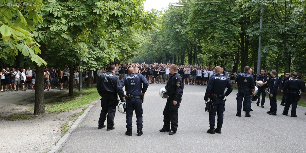 Rapid - Sturm Graz
Oesterreichische Fussball Bundesliga, 4. Runde, SK Rapid Wien - SK Sturm Graz, Ernst-Happel-Stadion Wien, 09.08.2014. 

Foto zeigt Fans von Sturm beim Corteo und Polizei
