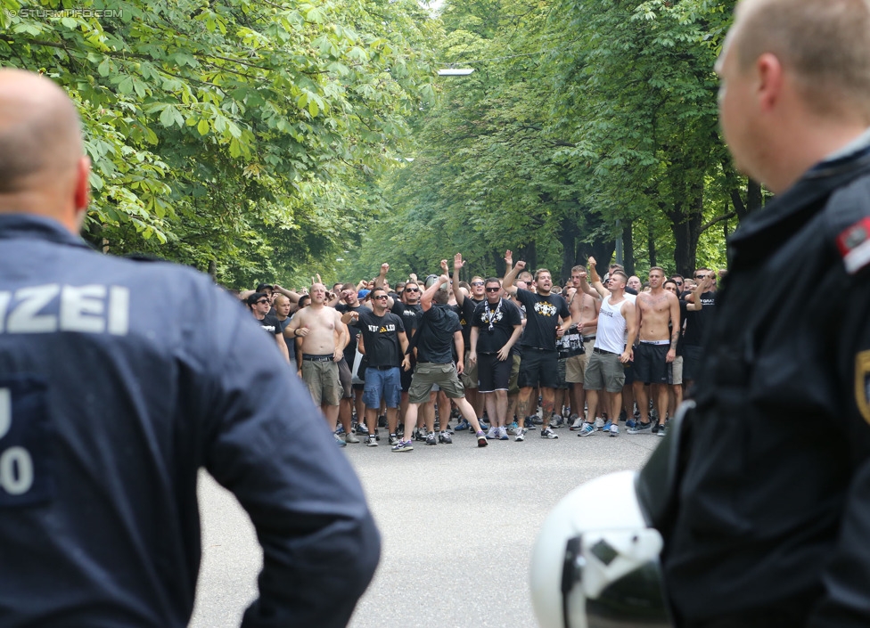 Rapid - Sturm Graz
Oesterreichische Fussball Bundesliga, 4. Runde, SK Rapid Wien - SK Sturm Graz, Ernst-Happel-Stadion Wien, 09.08.2014. 

Foto zeigt Fans von Sturm beim Corteo und Polizei
