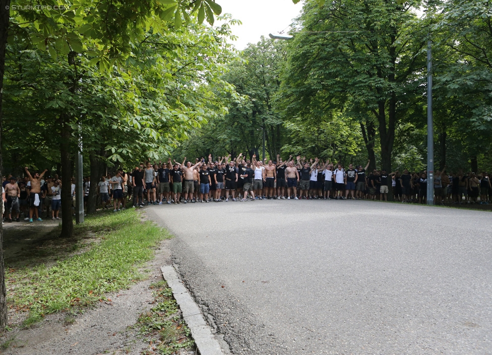 Rapid - Sturm Graz
Oesterreichische Fussball Bundesliga, 4. Runde, SK Rapid Wien - SK Sturm Graz, Ernst-Happel-Stadion Wien, 09.08.2014. 

Foto zeigt Fans von Sturm beim Corteo
