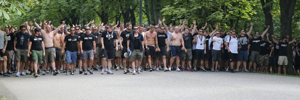 Rapid - Sturm Graz
Oesterreichische Fussball Bundesliga, 4. Runde, SK Rapid Wien - SK Sturm Graz, Ernst-Happel-Stadion Wien, 09.08.2014. 

Foto zeigt Fans von Sturm beim Corteo 
