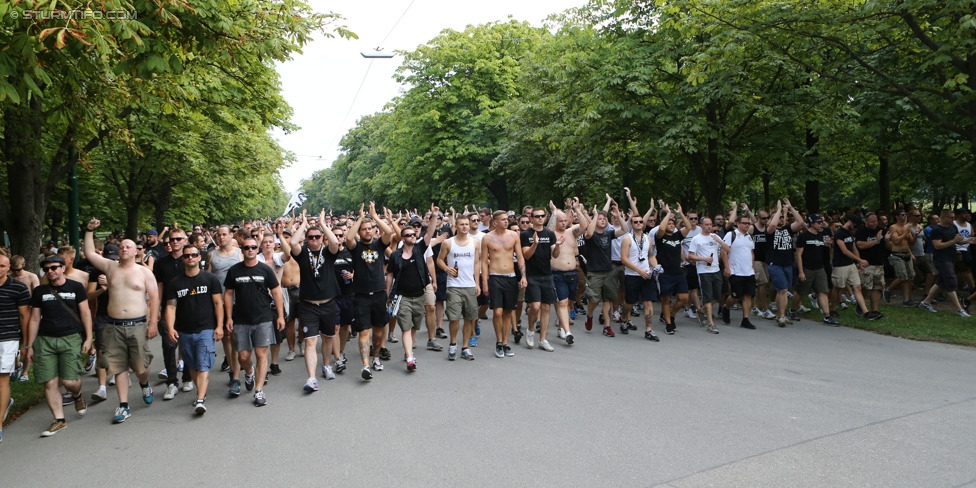 Rapid - Sturm Graz
Oesterreichische Fussball Bundesliga, 4. Runde, SK Rapid Wien - SK Sturm Graz, Ernst-Happel-Stadion Wien, 09.08.2014. 

Foto zeigt Fans von Sturm beim Corteo 
