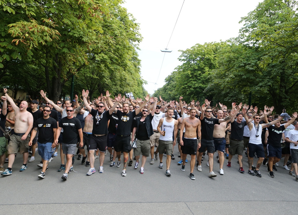 Rapid - Sturm Graz
Oesterreichische Fussball Bundesliga, 4. Runde, SK Rapid Wien - SK Sturm Graz, Ernst-Happel-Stadion Wien, 09.08.2014. 

Foto zeigt Fans von Sturm beim Corteo 
