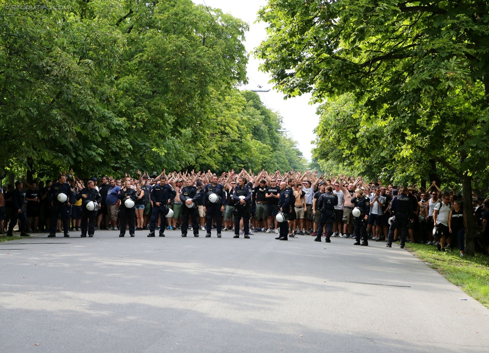 Rapid - Sturm Graz
Oesterreichische Fussball Bundesliga, 4. Runde, SK Rapid Wien - SK Sturm Graz, Ernst-Happel-Stadion Wien, 09.08.2014. 

Foto zeigt Fans von Sturm beim Corteo und Polizei
