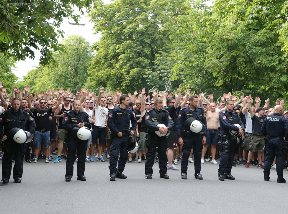 Rapid - Sturm Graz
Oesterreichische Fussball Bundesliga, 4. Runde, SK Rapid Wien - SK Sturm Graz, Ernst-Happel-Stadion Wien, 09.08.2014. 

Foto zeigt Fans von Sturm beim Corteo und Polizei
