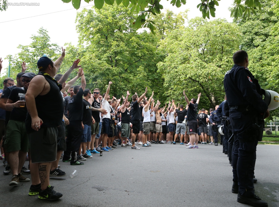 Rapid - Sturm Graz
Oesterreichische Fussball Bundesliga, 4. Runde, SK Rapid Wien - SK Sturm Graz, Ernst-Happel-Stadion Wien, 09.08.2014. 

Foto zeigt Fans von Sturm beim Corteo und Polizei
